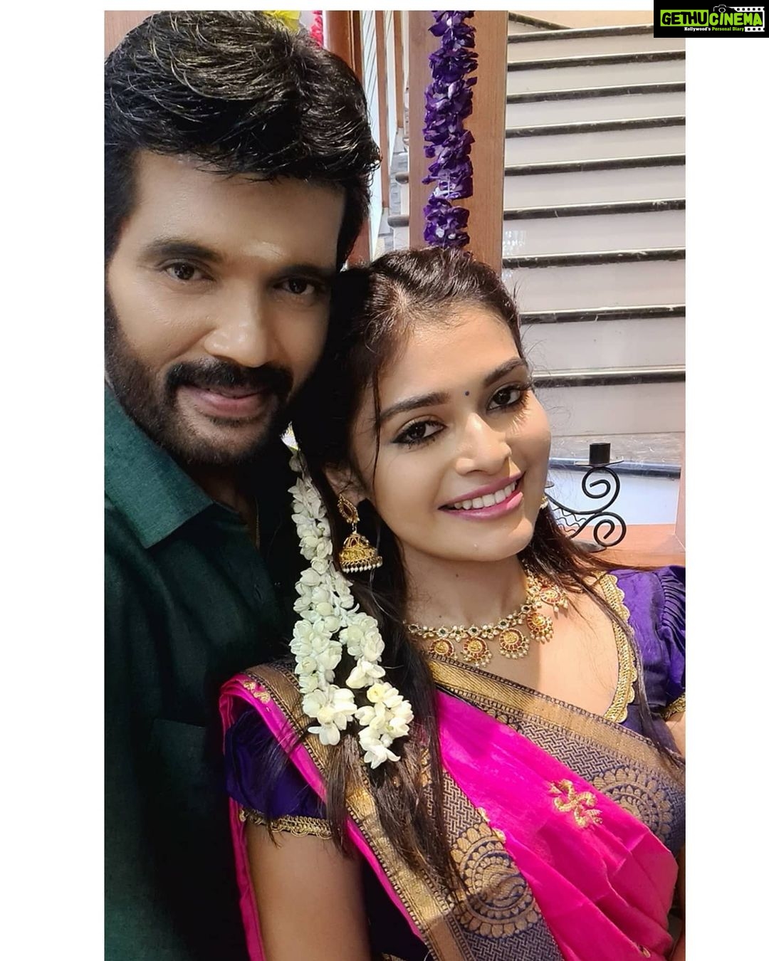 Dharsha Gupta Instagram - 💚💗Don't miss to watch #senthoorapoove💗 @vijaytelevision @9.30pm💗💚 Pala thirupangaludan @vijaytelevision @senthoorapooveofficial @actorranjith Beautiful jewelry from @handsontreasures . Awesome collections. Superb quality 💗
