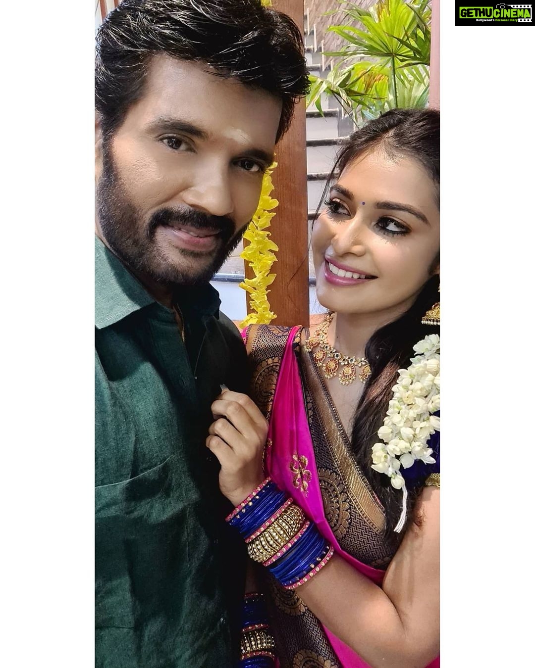 Dharsha Gupta Instagram - 💚💗Don't miss to watch #senthoorapoove💗 @vijaytelevision @9.30pm💗💚 Pala thirupangaludan @vijaytelevision @senthoorapooveofficial @actorranjith Beautiful jewelry from @handsontreasures . Awesome collections. Superb quality 💗
