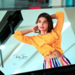 Dharsha Gupta Instagram – 💛💙Enjoy the little things in life, for one day you will look back & realize they were the big things💙💛
😜Note – Intha pic avlo kootathula, yaarukum theyriyama edukannumnu ninachu, maatikittom😜
Pic – @raj_isaac_photography
Costume- @trendy_traditional_we Prozone Mall Coimbatore