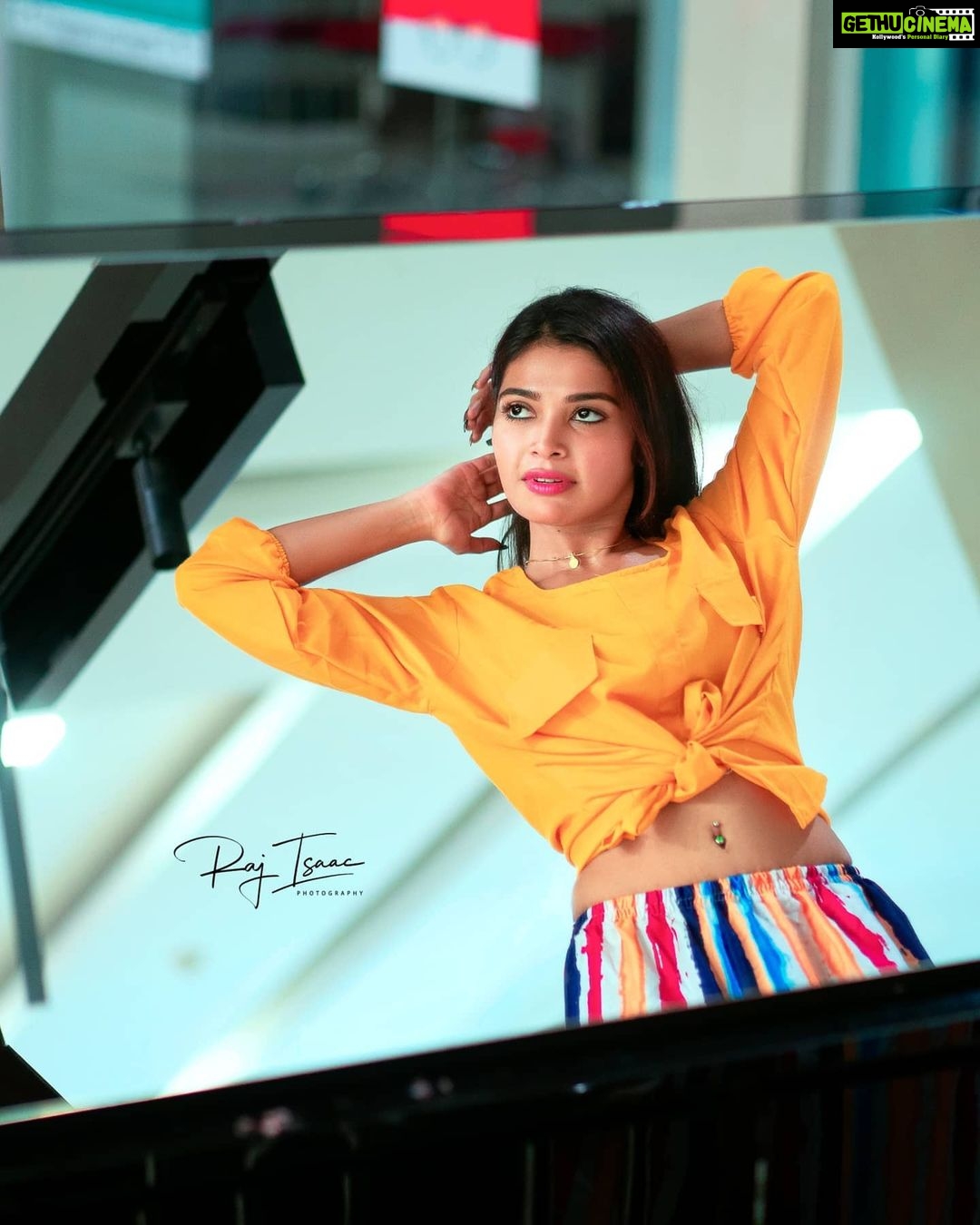 Dharsha Gupta Instagram - 💛💙Enjoy the little things in life, for one day you will look back & realize they were the big things💙💛 😜Note - Intha pic avlo kootathula, yaarukum theyriyama edukannumnu ninachu, maatikittom😜 Pic - @raj_isaac_photography Costume- @trendy_traditional_we Prozone Mall Coimbatore