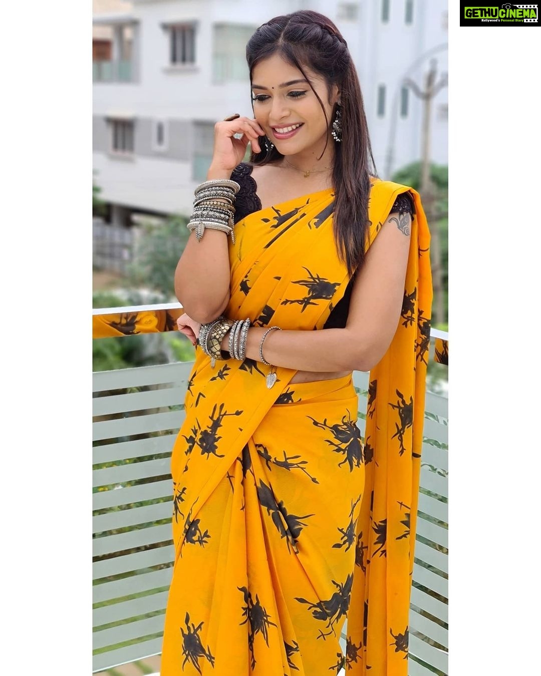 Dharsha Gupta Instagram - 🧡🖤🧡The happiness of your life, depends on the quality of your thoughts🧡🖤🧡