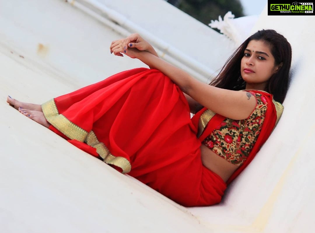 Dharsha Gupta Instagram - ❤பல உறவுகளால் தரமுடியாத ஆறுதலையும் நிம்மதியையும் சில நேரம் தனிமை தந்துவிடும்❤ Pc- @jayanthsphotography Saree- @aahashopping