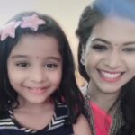 Dharsha Gupta Instagram - ❤❤With my Riya kutyy❤❤ @riyamanoj16 from set of #senthoorapoove serial @vijaytelevision 🥰How cute her expressions🥰