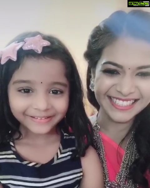 Dharsha Gupta Instagram - ❤❤With my Riya kutyy❤❤ @riyamanoj16 from set of #senthoorapoove serial @vijaytelevision 🥰How cute her expressions🥰