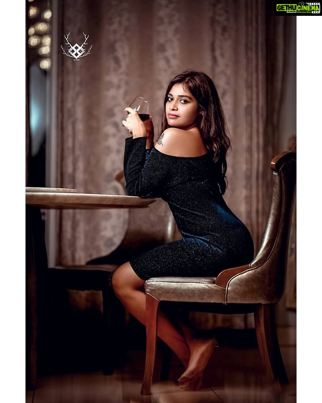 Dharsha Gupta Instagram - 😊Liquor drinking is injurious to health😊 😅Athu verum pepsi tha😅 Pc- @thebliss_studios Retouch- @raj_isaac_photography
