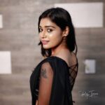 Dharsha Gupta Instagram – 🖤You cannot resist the charm of a women in black saree, I mean u just can’t!!!!!!🖤
🖤🖤🖤Gudeve 🖤🖤🖤
Pc- @raj_isaac_photography 
Blouse design- @kovai.trendz