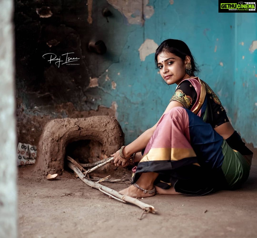 Dharsha Gupta Instagram - 🥰Pazhamai virumbum nan🥰 Pc- @raj_isaac_photography Saree- @_sai_boutiques