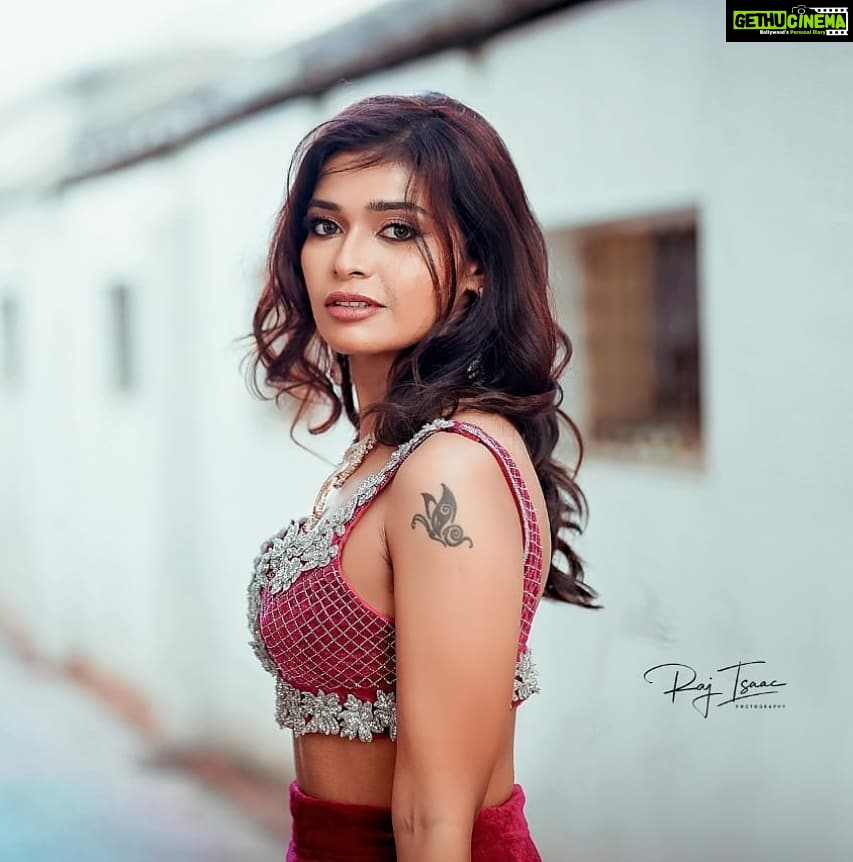 Dharsha Gupta Instagram - 💗In love with my hair💗 . . . SHOT BY : @raj_isaac_photography MAKEUP : @teddy_palette DESIGNER : @knotweddinghouse JEWELS : @thecrown_rentals RETOUCH : @p_o_s_e_i_d_o_n_11