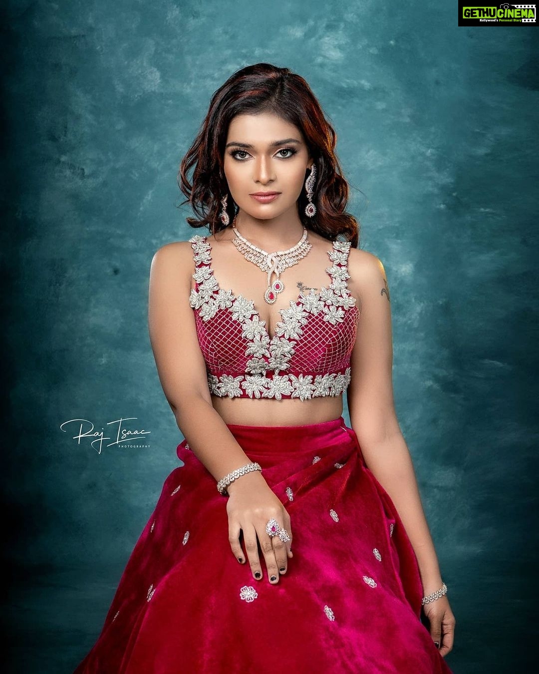 Dharsha Gupta Instagram - đź’—Style is primarily a matter of instinctđź’— SHOT BY : @raj_isaac_photography MAKEUP : @teddy_palette DESIGNER : @knotweddinghouse JEWELS : @thecrown_rentals RETOUCH : @p_o_s_e_i_d_o_n_11