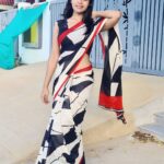 Dharsha Gupta Instagram – 🖤❤Liv ur own style of life❤🖤
🥰Gudnyt🥰
Saree- @theeasywayshopping