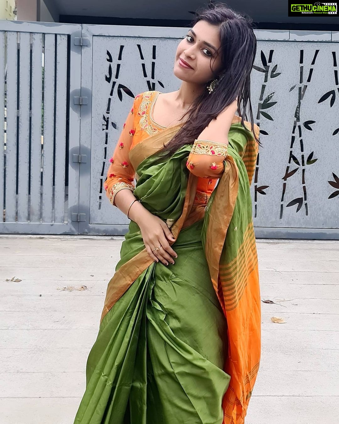 Dharsha Gupta Instagram - 🧡💚Saree can't replace anyother costumes💚🧡 💚🧡Gudmrng🧡💚 Saree - @lilly_fashions