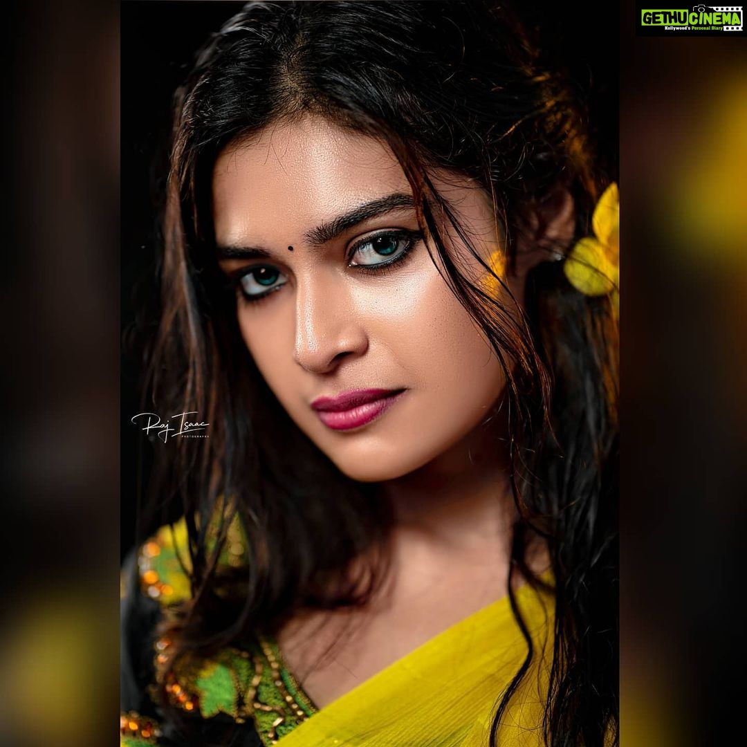 Dharsha Gupta Instagram - One mor pic in dis yellow💛 . . @raj_isaac_photography