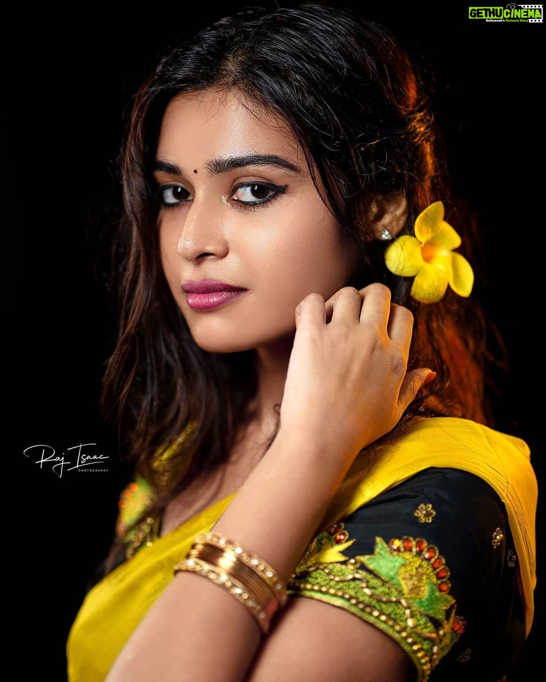 Dharsha Gupta Instagram - B bold💛 Shine more💛 . . PC : @raj_isaac_photography Location : @vannam7studio