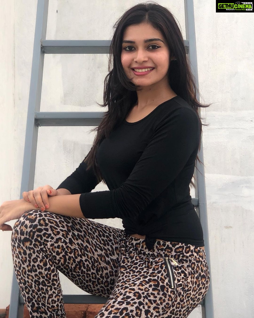 Dharsha Gupta Instagram - 🖤Positivity brings positive life🖤 🖤Liv Let Liv/LLL🖤 🖤Gudmrng🖤