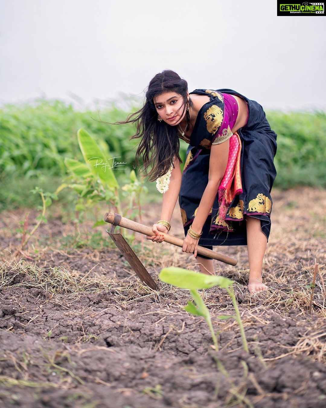 Dharsha Gupta Instagram - 🍀☘️Pachai paseilana kannuku Virunthalikum iyarkai aval Nam vazhalvaiyum pasumaiyai Maatra kaathukondu irukiral Naam than avalai Kandu kollvathey illai -Vivasayam☘️🍀 . 🌱Alwyz in luv wid Agriculture🌱 . . Gudeve☘️ P.C.- @raj_isaac_photography