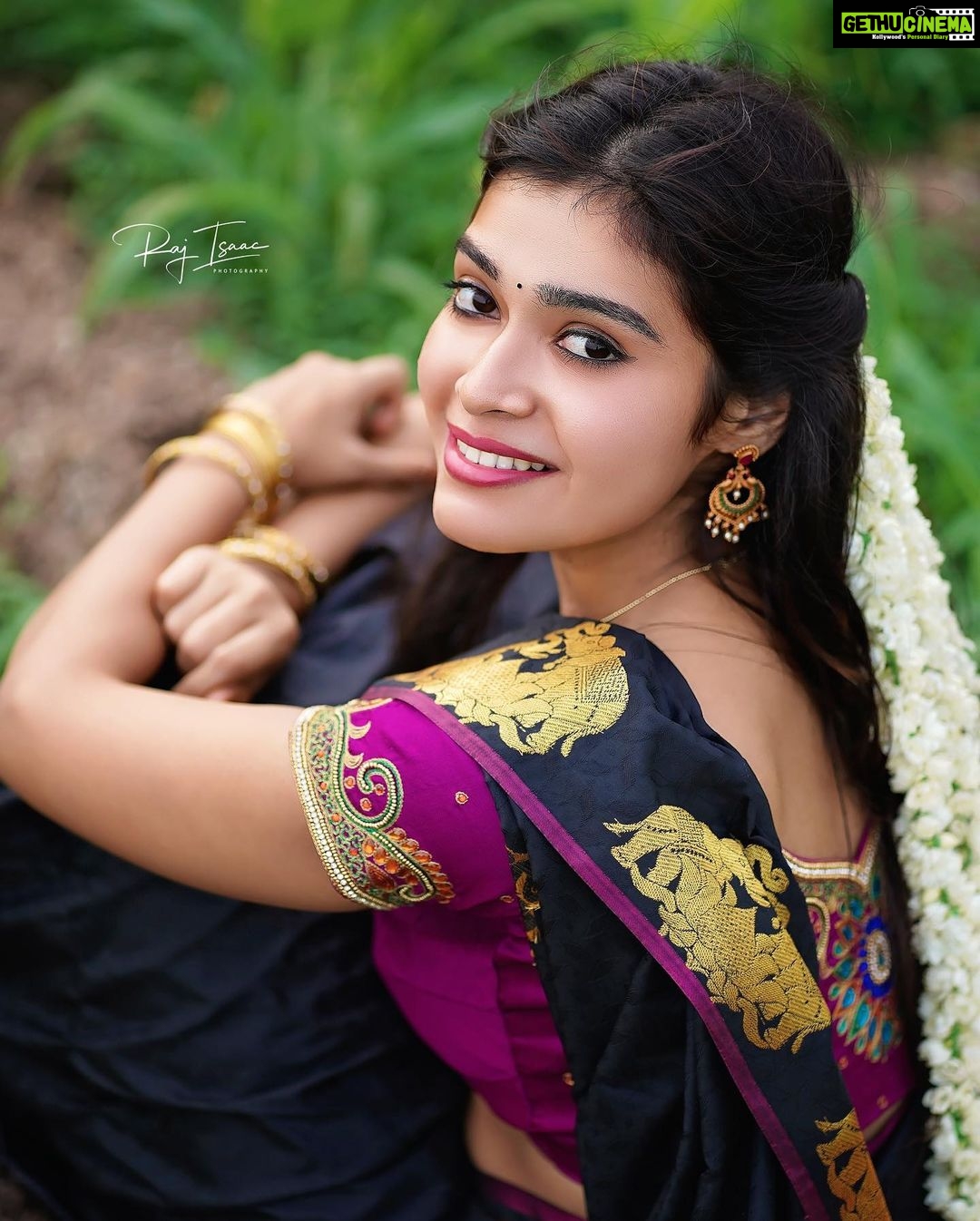 Dharsha Gupta Instagram - 🖤Black alwyz attracts🖤 🖤It’s fr all my fans whoever asked fr Black saree🖤 🖤Without u all, i couldn’t reach 100k, thnku soo much fr ur luv pages, edits, likes & comments🖤 🖤Luv u all🖤 . . . . PC : @raj_isaac_photography