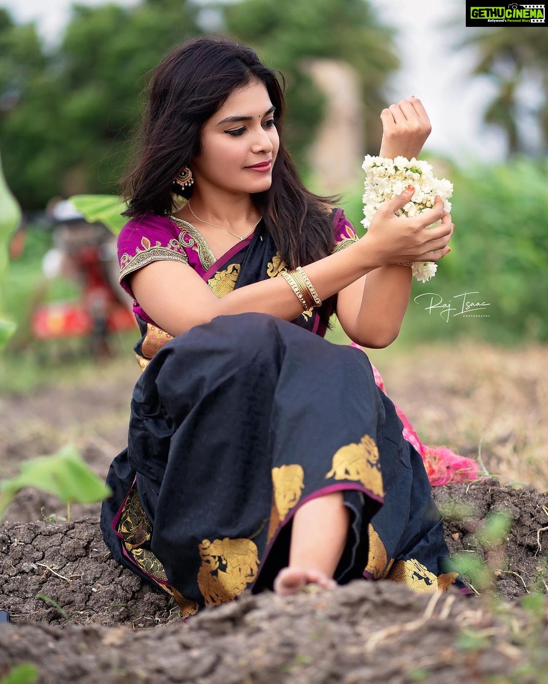 Dharsha Gupta Instagram - 🖤Black alwyz attracts🖤 🖤It’s fr all my fans whoever asked fr Black saree🖤 🖤Without u all, i couldn’t reach 100k, thnku soo much fr ur luv pages, edits, likes & comments🖤 🖤Luv u all🖤 . . . . PC : @raj_isaac_photography