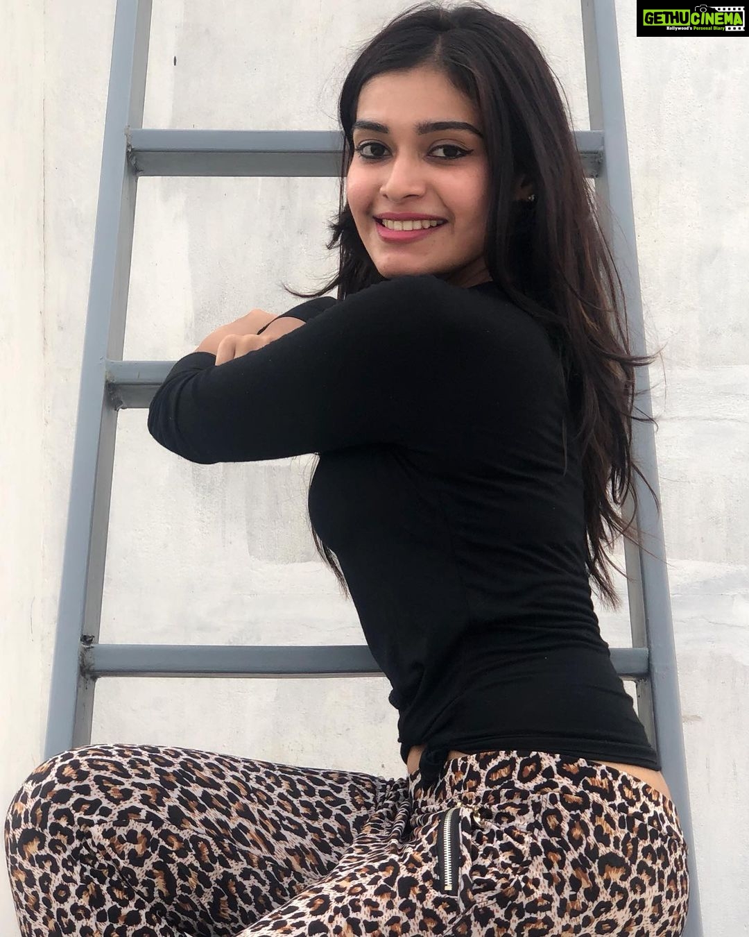 Dharsha Gupta Instagram - 🖤Positivity brings positive life🖤 🖤Liv Let Liv/LLL🖤 🖤Gudmrng🖤