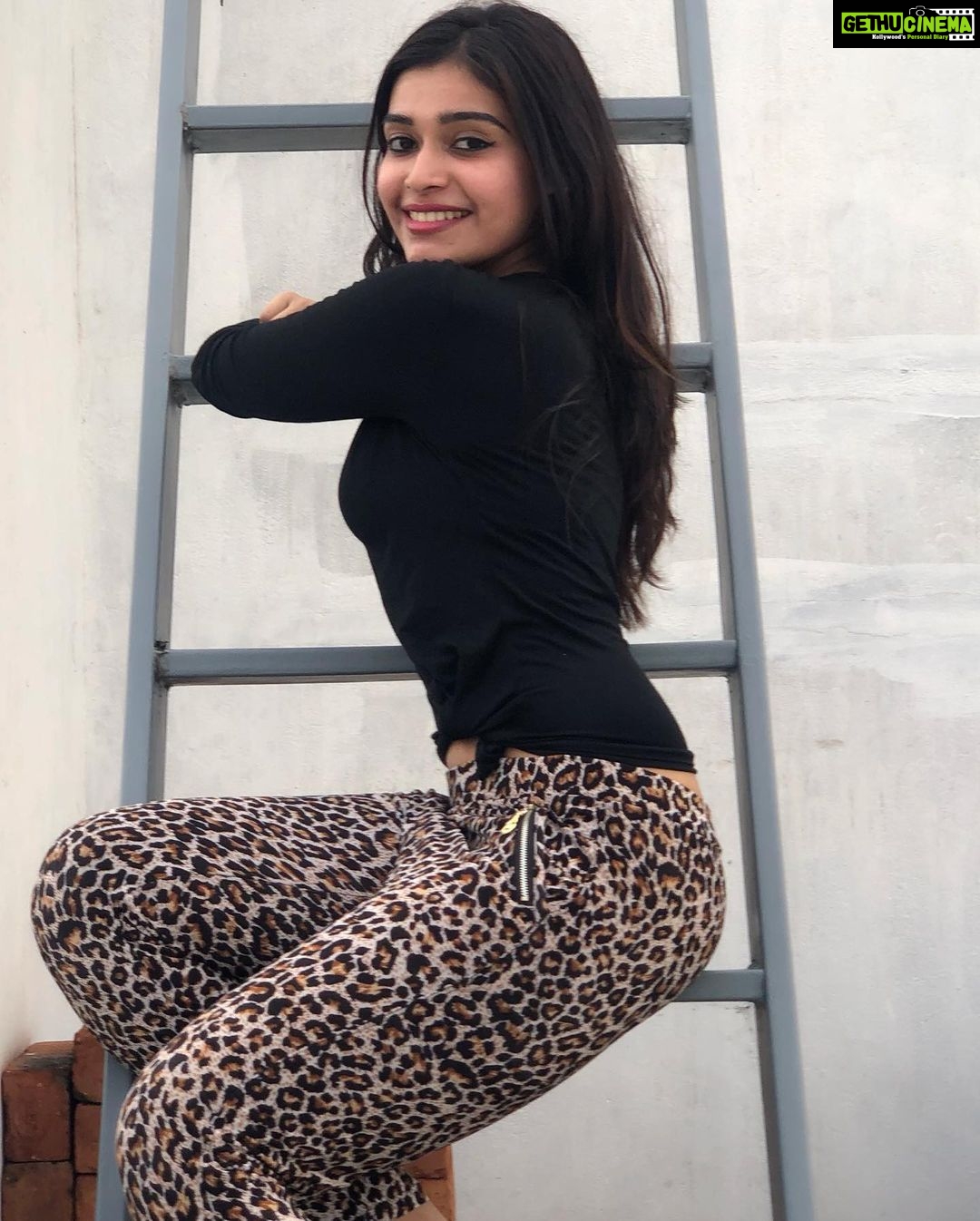 Dharsha Gupta Instagram - 🖤Positivity brings positive life🖤 🖤Liv Let Liv/LLL🖤 🖤Gudmrng🖤