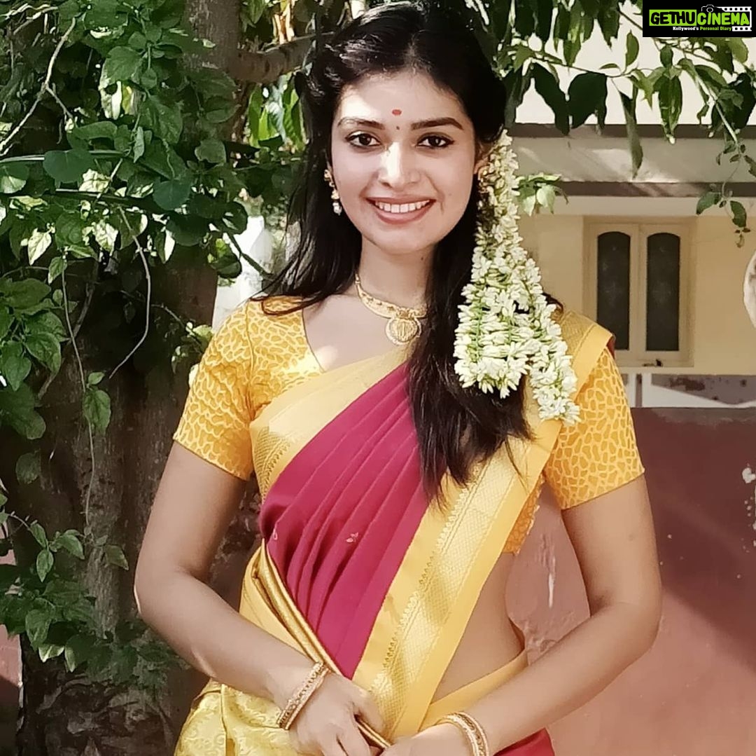 Dharsha Gupta Instagram - ❤️Pattu saree makes every girl beautiful ❤️ Its my 1st pic in my new mob, oppo reno2 z ❤️