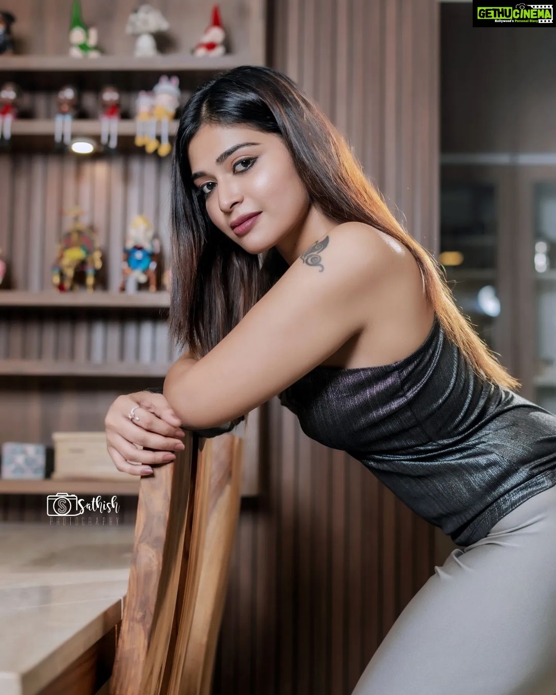 Dharsha Gupta Instagram - 🖤🤍வேஷம் இல்லாத உண்மையான அன்பு தான், இந்த உலகத்தில் எல்லா நோய்களுக்கும் மருந்து🤍🖤 Pic- @sathish_photography49