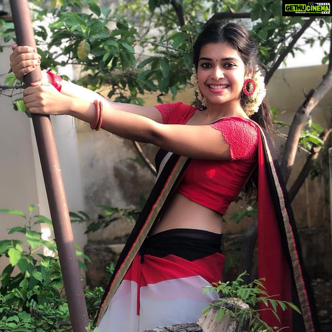 Dharsha Gupta Instagram - “Nobody is born wid peaceful life❤️So mak ur own life peaceful❤️” Gudeve❤️ . . . . . . . . #quarentine #quarantinelife #picoftheday #pic #pictureoftheday #picture #photography #photo #photooftheday #photographylovers #saree #sareelove #stayhome #staysafe #stayhealthy #stayathome #stay #stayhomestaysafe #staystrong #staypositive #live #livelife #life #loveyourself #love