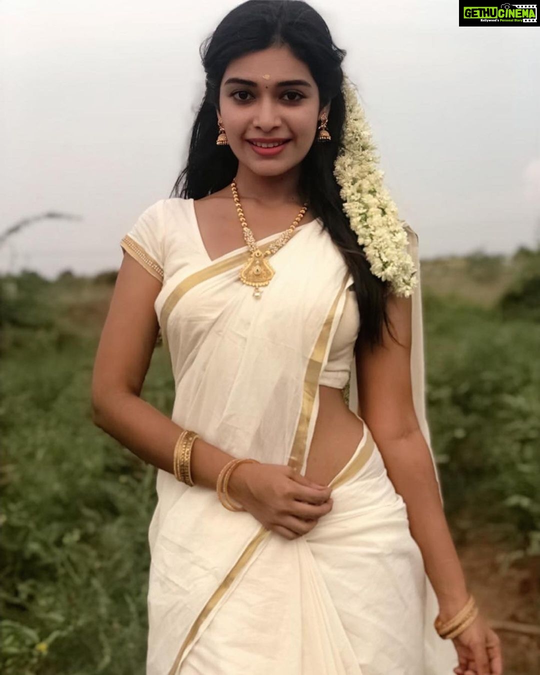 Dharsha Gupta Instagram - “White colour is alwyz peace✌🏻, purity, innocence, goodness & transparency” It’s me 😜 Good evening 🥰🥰 . . . . . . . #saree #sareelove #sareelovers #kerala #mallu #mallugirl #white #happy #happyme #live #livelife #life