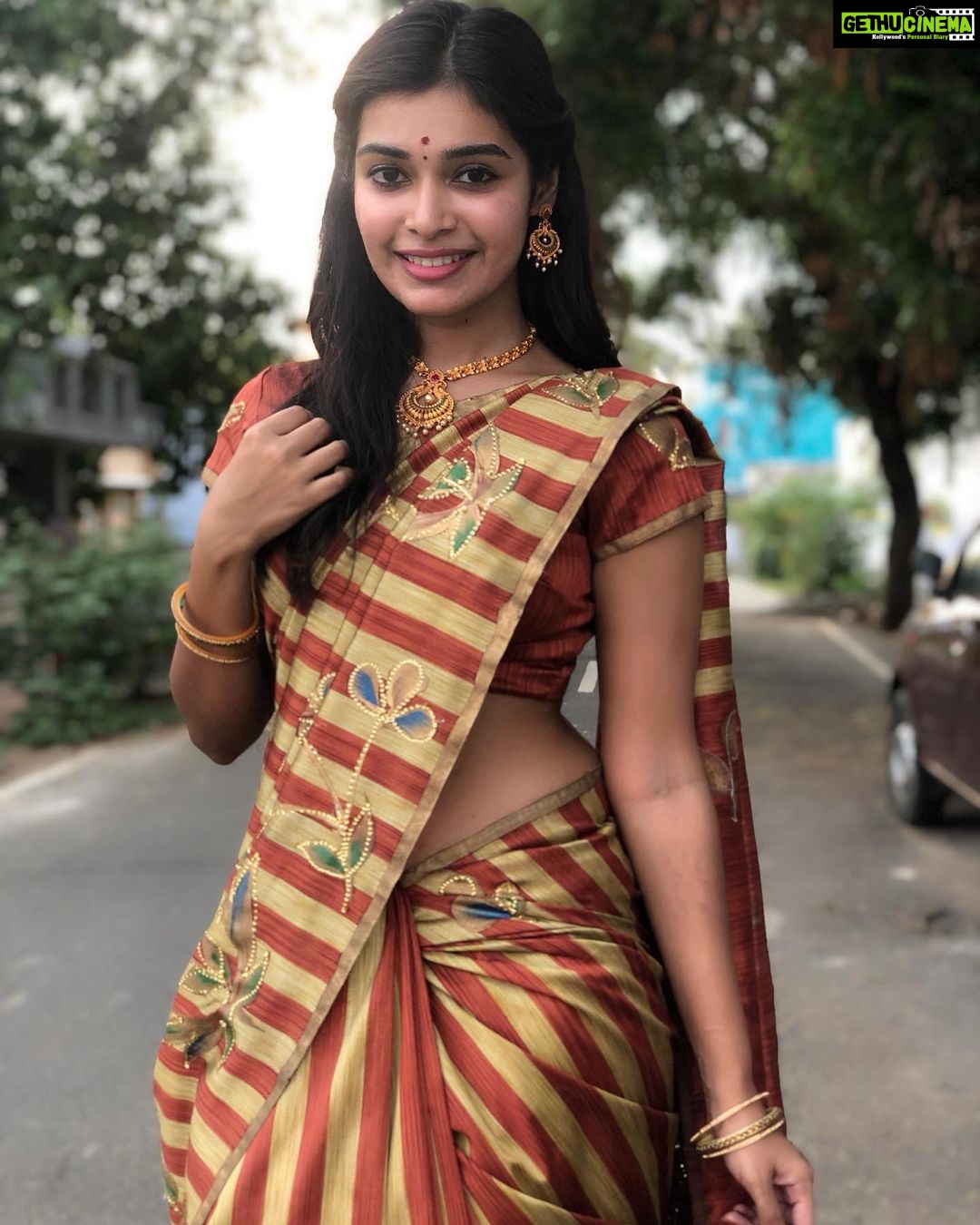 Dharsha Gupta Instagram - ❤️Juz a smile & simplicity wil lead u in success❤️ Good evening 🥰🥰 . . . . . . . #picoftheday #pic #pictureoftheday #picture #photography #photo #photooftheday #photoshoot #saree #sareelove #sareelovers #loveyourself #love #live #livelife