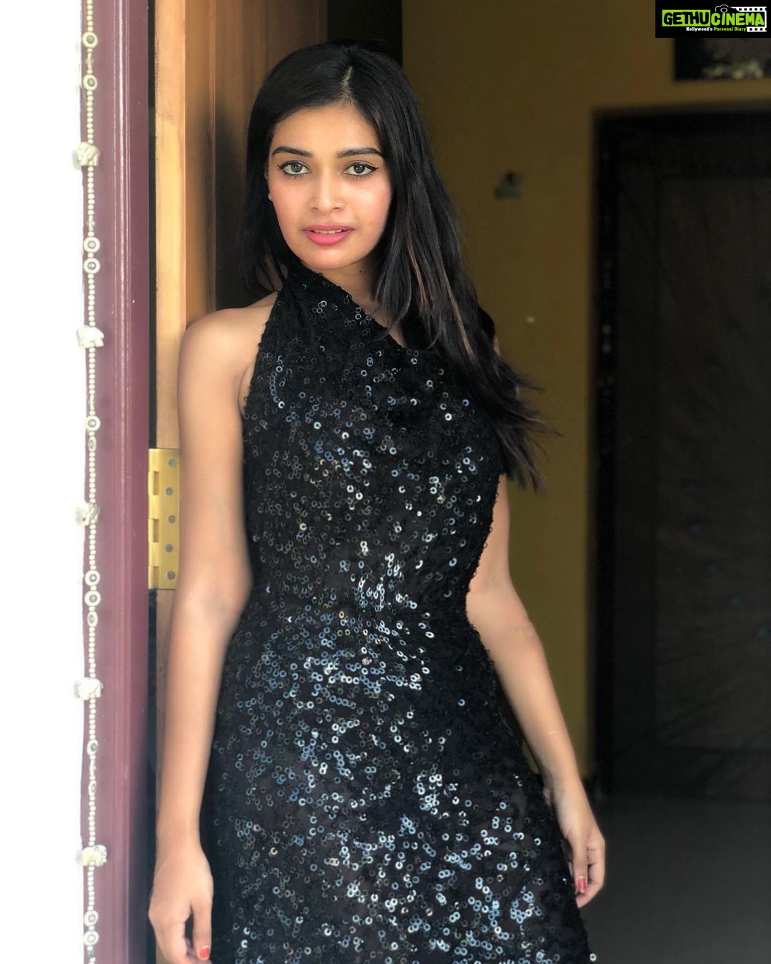 Dharsha Gupta Instagram - 🖤Gudmrng🖤 . . . . . . . . . #black #blacklove #picoftheday #pic #pictureoftheday #picture #loveyourself #love #live #liveyourbestlife #life #lifeisgood #positivevibes #positive #stayhome #staysafe #stayhealthy #stayathome #stay #staypositive #staystrong