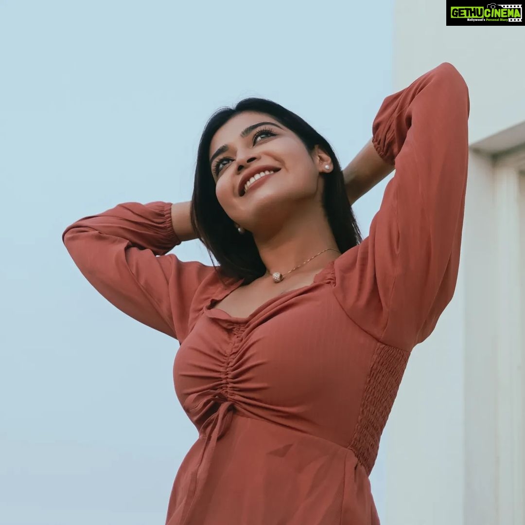 Dharsha Gupta Instagram - 🧡உலகை அன்பினால் ஆழுங்கள். அன்பை அன்பினால் கொண்டாடுங்கள்🧡 Pic- @kavinjeyaraj