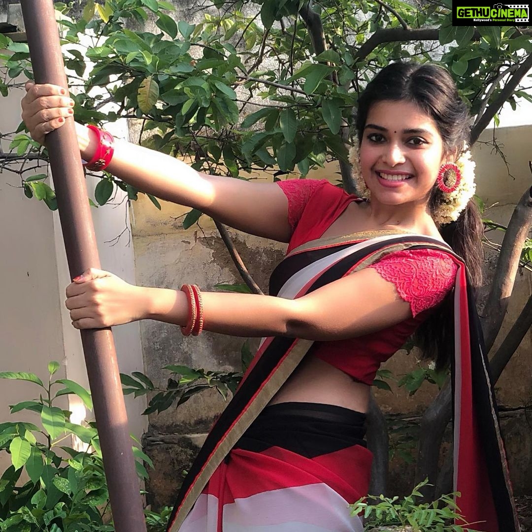 Dharsha Gupta Instagram - “Nobody is born wid peaceful life❤️So mak ur own life peaceful❤️” Gudeve❤️ . . . . . . . . #quarentine #quarantinelife #picoftheday #pic #pictureoftheday #picture #photography #photo #photooftheday #photographylovers #saree #sareelove #stayhome #staysafe #stayhealthy #stayathome #stay #stayhomestaysafe #staystrong #staypositive #live #livelife #life #loveyourself #love