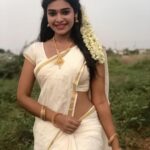 Dharsha Gupta Instagram - “White colour is alwyz peace✌🏻, purity, innocence, goodness & transparency” It’s me 😜 Good evening 🥰🥰 . . . . . . . #saree #sareelove #sareelovers #kerala #mallu #mallugirl #white #happy #happyme #live #livelife #life