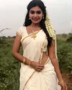 Dharsha Gupta Instagram - “White colour is alwyz peace✌🏻, purity, innocence, goodness & transparency” It’s me 😜 Good evening 🥰🥰 . . . . . . . #saree #sareelove #sareelovers #kerala #mallu #mallugirl #white #happy #happyme #live #livelife #life