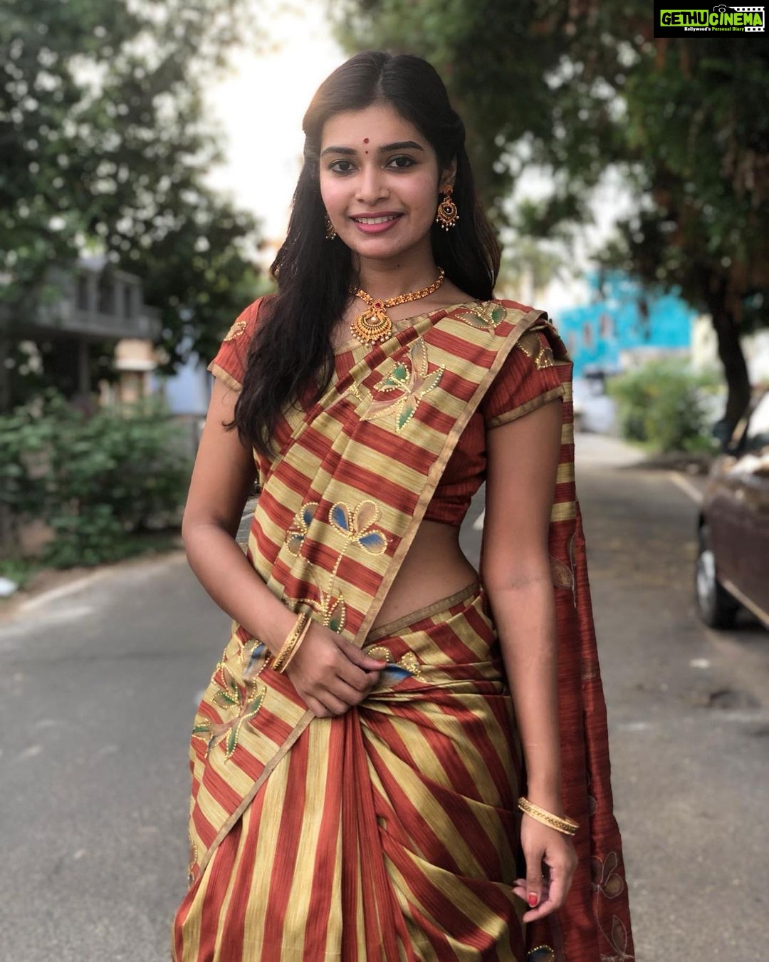 Dharsha Gupta Instagram - ❤️Juz a smile & simplicity wil lead u in success❤️ Good evening 🥰🥰 . . . . . . . #picoftheday #pic #pictureoftheday #picture #photography #photo #photooftheday #photoshoot #saree #sareelove #sareelovers #loveyourself #love #live #livelife