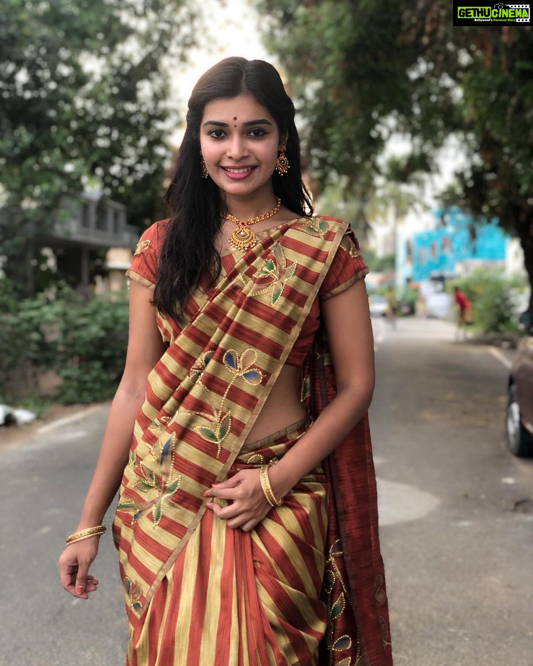 Dharsha Gupta Instagram - ❤️Juz a smile & simplicity wil lead u in success❤️ Good evening 🥰🥰 . . . . . . . #picoftheday #pic #pictureoftheday #picture #photography #photo #photooftheday #photoshoot #saree #sareelove #sareelovers #loveyourself #love #live #livelife