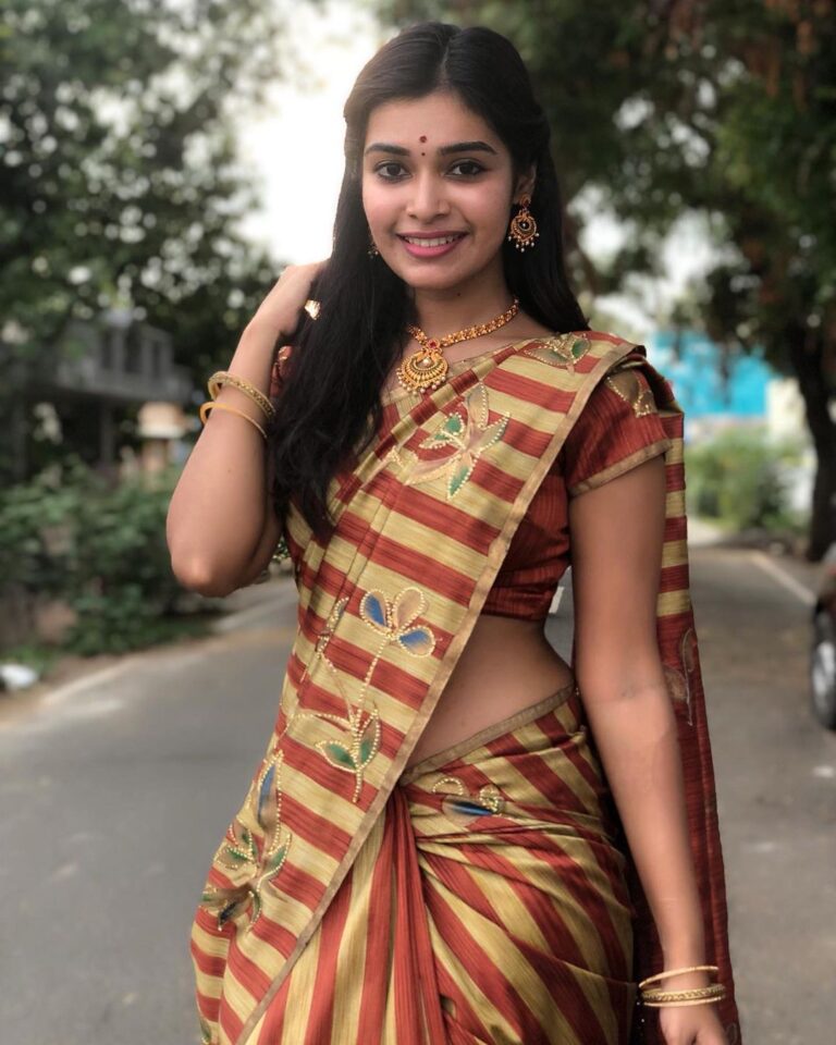 Dharsha Gupta Instagram - ❤️Juz a smile & simplicity wil lead u in success❤️ Good evening 🥰🥰 . . . . . . . #picoftheday #pic #pictureoftheday #picture #photography #photo #photooftheday #photoshoot #saree #sareelove #sareelovers #loveyourself #love #live #livelife