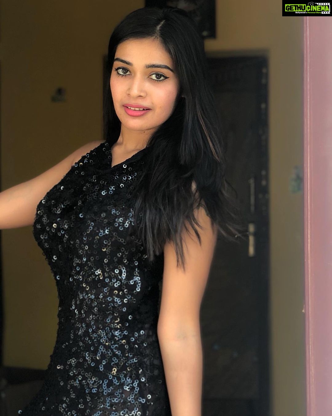 Dharsha Gupta Instagram - 🖤Gudmrng🖤 . . . . . . . . . #black #blacklove #picoftheday #pic #pictureoftheday #picture #loveyourself #love #live #liveyourbestlife #life #lifeisgood #positivevibes #positive #stayhome #staysafe #stayhealthy #stayathome #stay #staypositive #staystrong