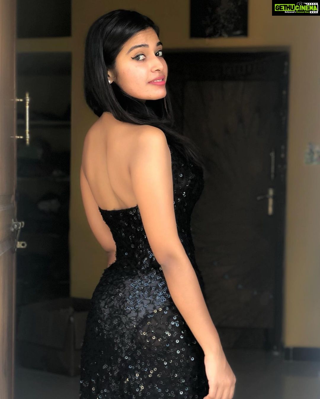 Dharsha Gupta Instagram - 🖤Gudmrng🖤 . . . . . . . . . #black #blacklove #picoftheday #pic #pictureoftheday #picture #loveyourself #love #live #liveyourbestlife #life #lifeisgood #positivevibes #positive #stayhome #staysafe #stayhealthy #stayathome #stay #staypositive #staystrong