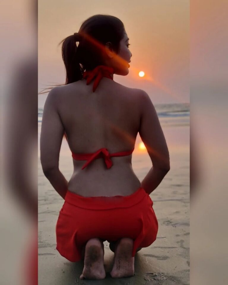 Dharsha Gupta Instagram - ❤Keep your face always toward the sunshine and shadows will fall behind you❤ Marbela Beach.