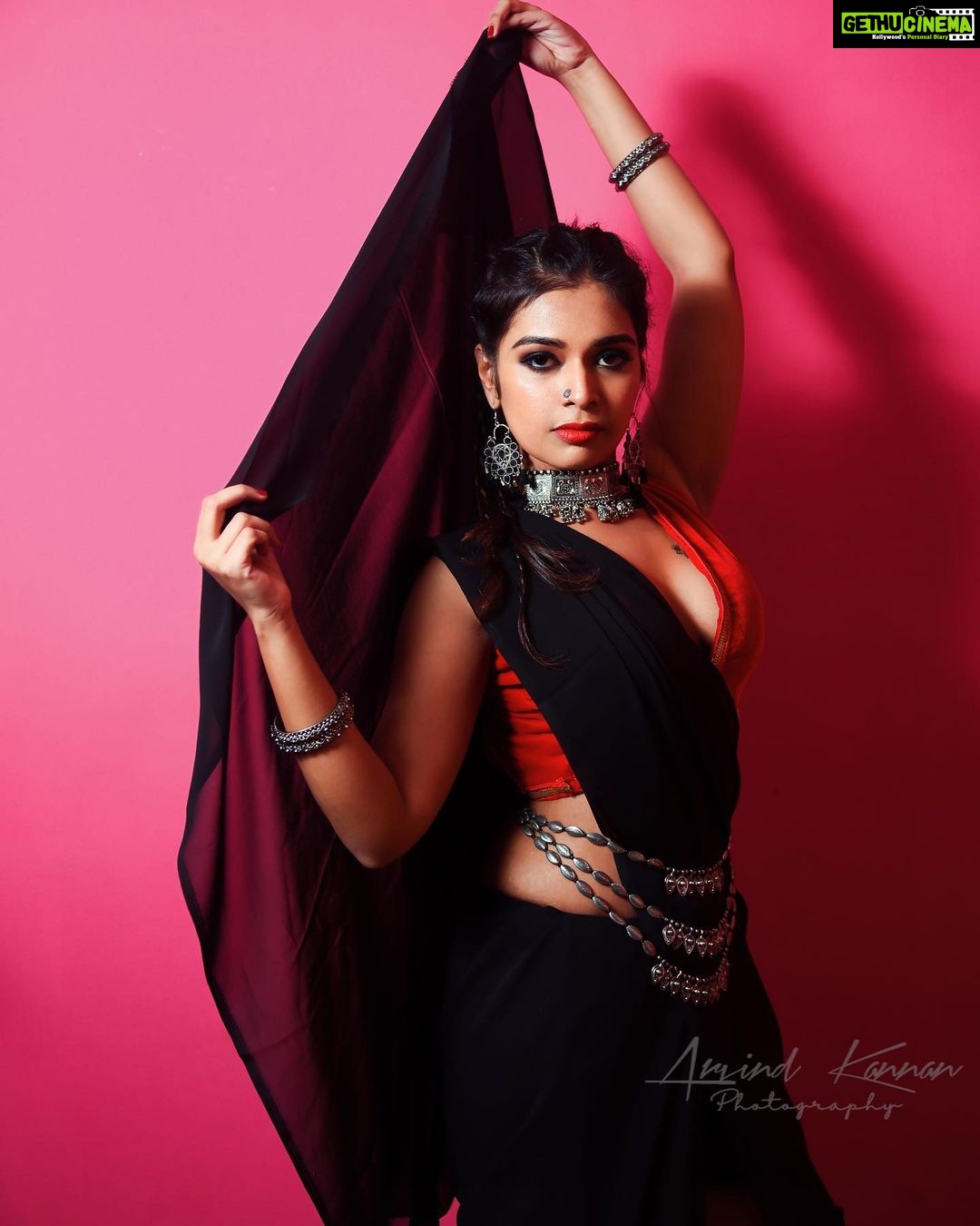 Dharsha Gupta Instagram - My most glamorous pic, released todayππππππ Costume- @feathersurabi.ds M&H- @colorpopartist Photography- @arvindkannan_ . . . . . . . . . #glam #glamour #glammakeup #sexy #shoot #photo #photooftheday #photography #photographer #photoshoot #photographylovers #photos #picoftheday #pic #pictureoftheday #picture #fun #live #liveyourbestlife #life #lifeisgood #lifeisbeautiful #love #loveyourself #vijaytv #suntv #zeetv #kollywood #hollywood #bollywood