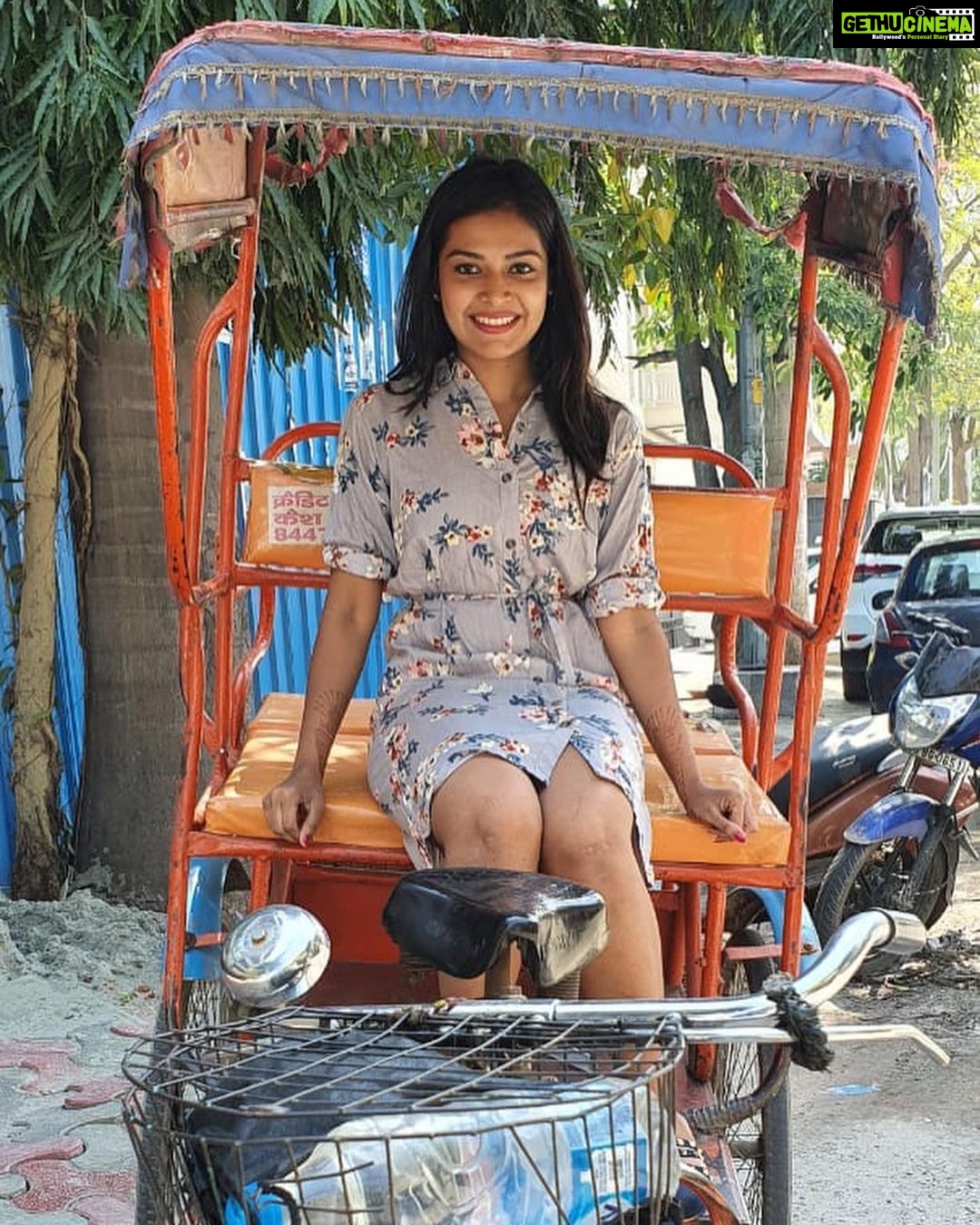 Dharsha Gupta Instagram - My first ride in Rickshaw π€©π€©π€© Loved it aloooooot π₯°π₯° GOODMORNING πππ . . . . . . . . . #rickshaw #love #loveyourself #live #life #happy #happyme #fun #dresses #enjoy #thursday #morning #morningvibes