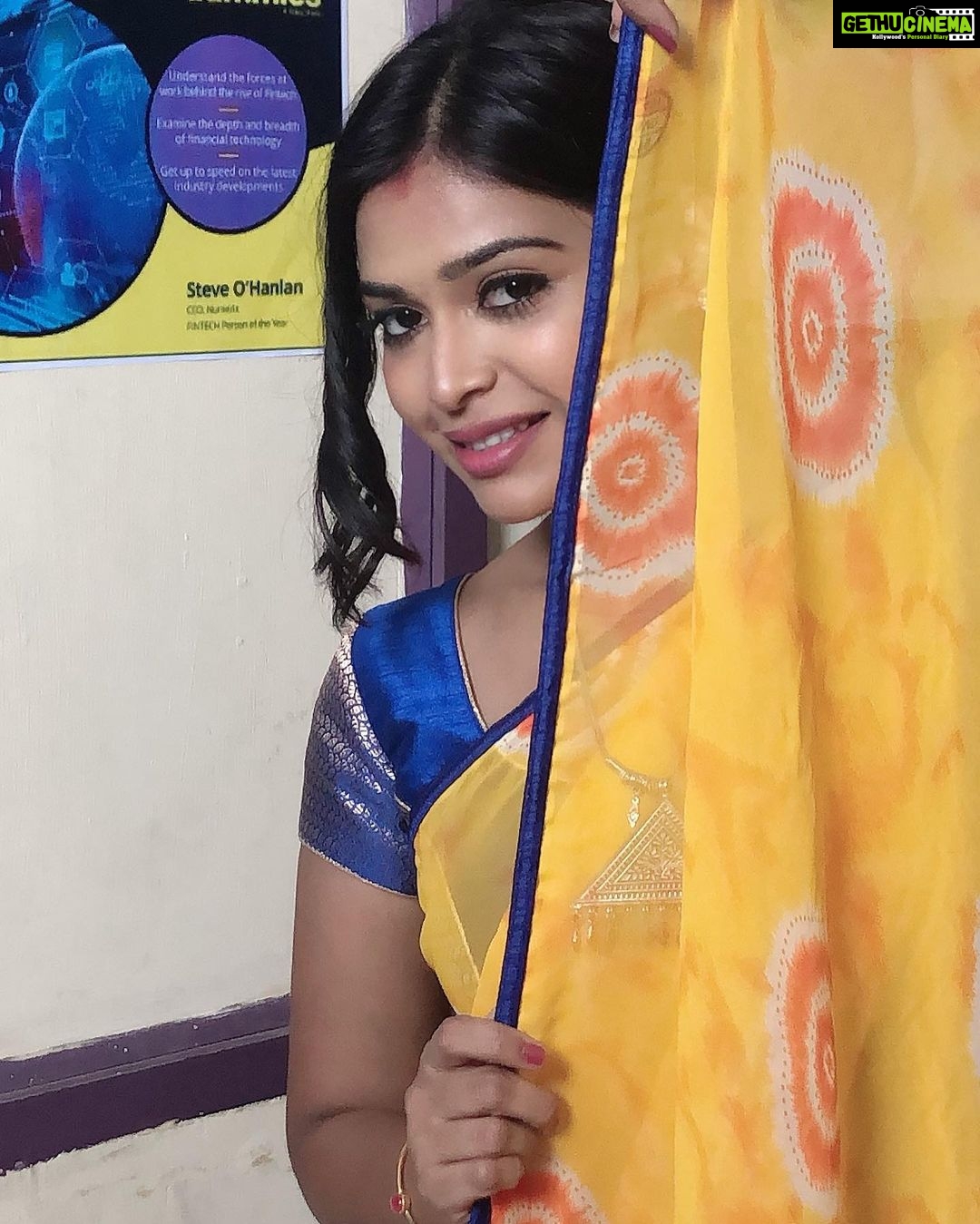 Dharsha Gupta Instagram - Gudnyt chelmzzzz ππππ . . . . . . . . . . #shoot #serial #suntv #suntvserials #minnale #happy #happyme #live #life #love #loveyourself #fun #positivevibes #positive #yellow #saree #sareelove