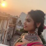 Dharsha Gupta Instagram - ❤️The secret to a good morning is to watch the sunrise with an open heart❤️ Happy Sun🌞day Jewellery- @chennai_jazz M&H - @saran_makeover_artistry Blouse - @d3boutiquee Photography📸 -@santhosh_subramani04 . . . . . . . . . . #sunday #sundayvibes #morning #morningvibes #morningmotivation #morningsun #sunshine #sunrise #sunrisephotography #photography #photo #photooftheday #photoshoot #shoot #live #life #love #loveyourself #happy #happyme #fun