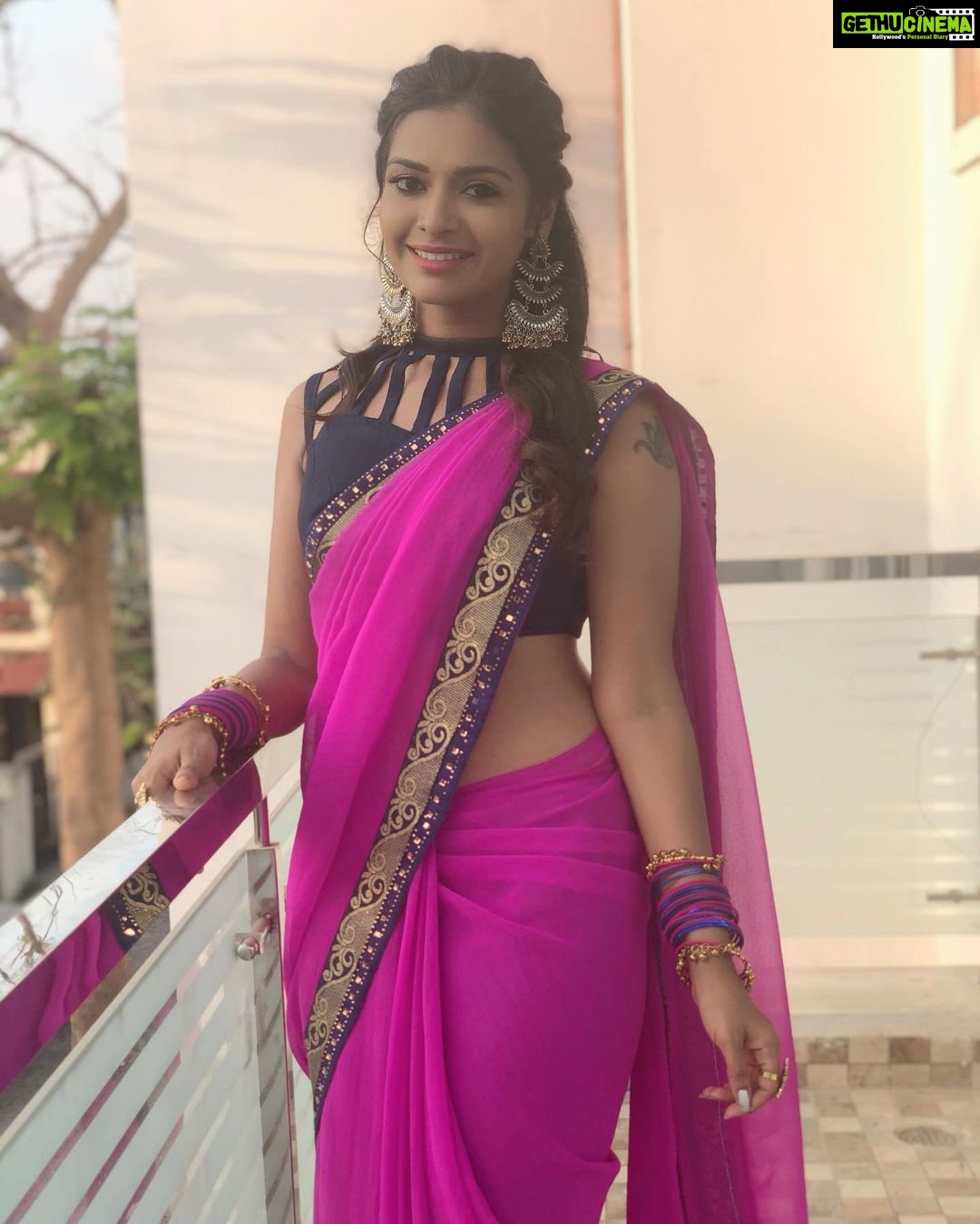 Dharsha Gupta Instagram - Luv urself ππππππ Blouse - @feathersurabi.ds . . . . . . . . . #vijaytv #vijaytvserial #serial #senthoorapoove #live #life #love #loveyourself #happy #happyme #fun #saree #sareelove