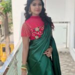 Dharsha Gupta Instagram - ❤️💚If you want to live a happy life, tie it to a goal, not to people or things💚❤️ @vijaytelevision @senthoorapooveofficial Goodeve chelmzzzz💋 Blouse - @feathersurabi.ds Saree - @theeasywayshopping Hairstyle - @subaadesh . . . . . . . . . . #vijaytv #serial #senthoorapoove #ishwarya #dharsha #dharsha_ma #happy #happyme #positivevibes #positive #fun #live #life #love #loveyourself