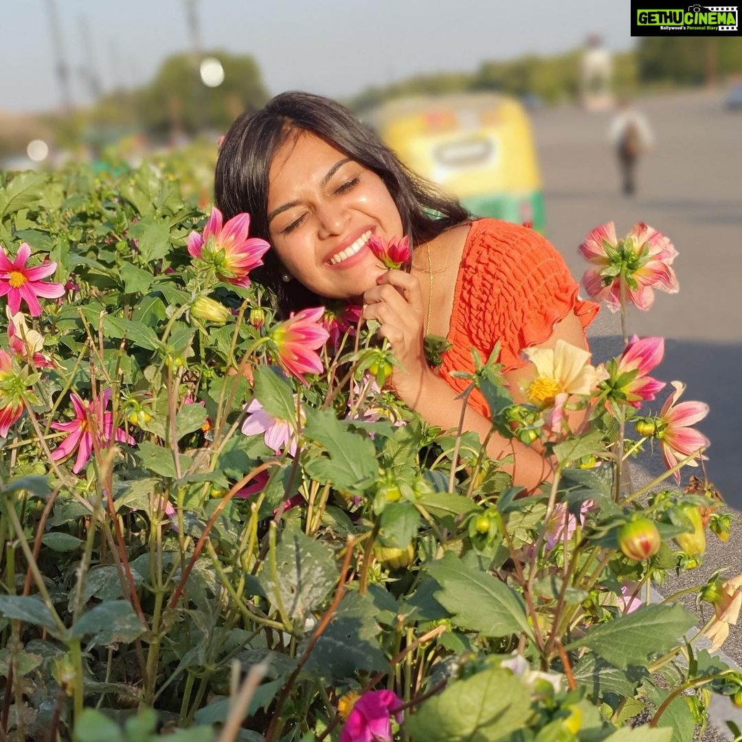Dharsha Gupta Instagram - Dis pic was took a week bak 🥰🥰 I’m safe @ home oly ❤️❤️❤️ Jus nw i gotup GOODMORNING 🌞🌞🌞 . . . . . . . #nature #naturephotography #naturelovers #naturelover #flowers #flowerphotography #happy #happyme #fun #live #liveyourbestlife #life #lifeisgood #lifeisbeautiful #love #loveyourself