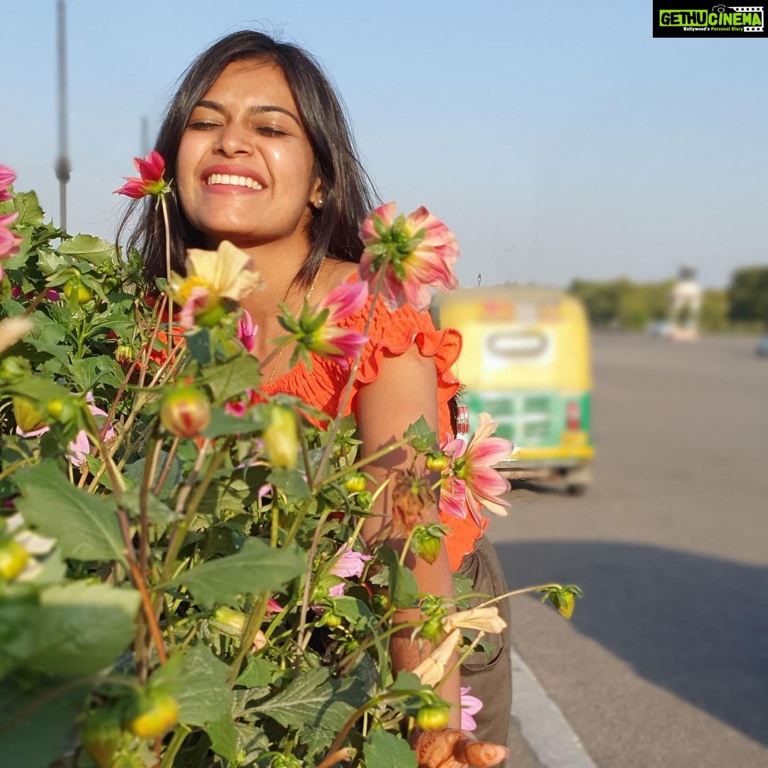 Dharsha Gupta Instagram - Dis pic was took a week bak 🥰🥰 I’m safe @ home oly ❤️❤️❤️ Jus nw i gotup GOODMORNING 🌞🌞🌞 . . . . . . . #nature #naturephotography #naturelovers #naturelover #flowers #flowerphotography #happy #happyme #fun #live #liveyourbestlife #life #lifeisgood #lifeisbeautiful #love #loveyourself