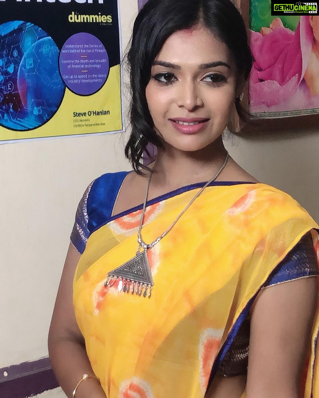 Dharsha Gupta Instagram - Gudnyt chelmzzzz ππππ . . . . . . . . . . #shoot #serial #suntv #suntvserials #minnale #happy #happyme #live #life #love #loveyourself #fun #positivevibes #positive #yellow #saree #sareelove