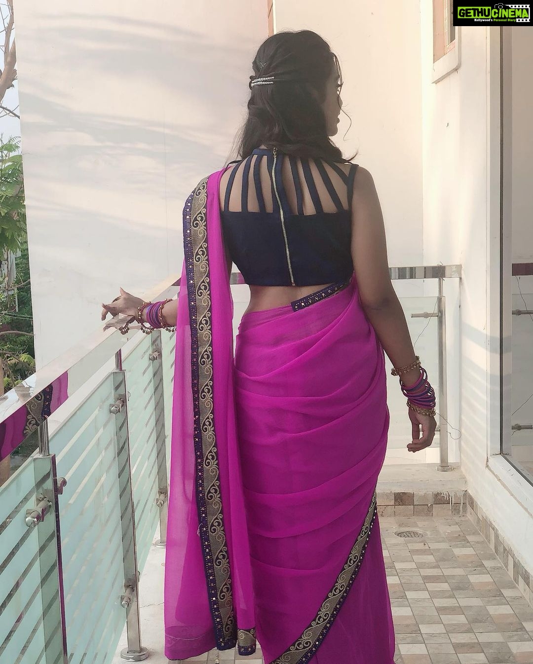 Dharsha Gupta Instagram - Luv urself ππππππ Blouse - @feathersurabi.ds . . . . . . . . . #vijaytv #vijaytvserial #serial #senthoorapoove #live #life #love #loveyourself #happy #happyme #fun #saree #sareelove