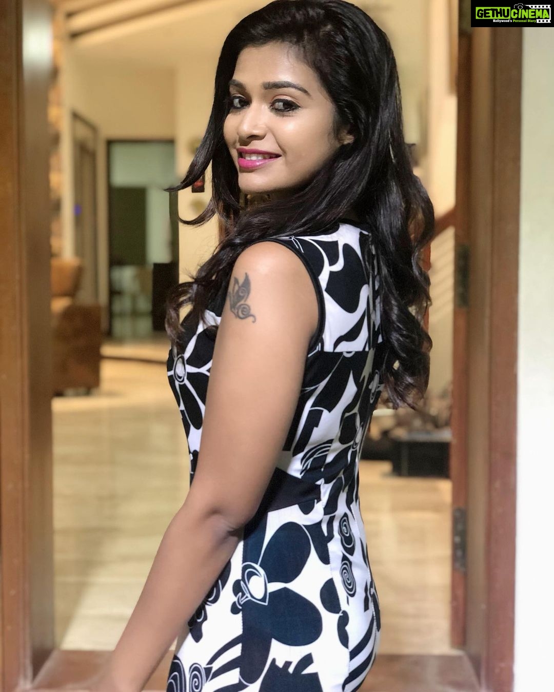 Dharsha Gupta Instagram - Innaiku ‘Gudnyt chelmzzzz’ illa, Enna??? Innaiku Shivarathiri , so yaarukumey gudnyt illa🥰 Happy Mahashivrati everyone 🙏🏻🙏🏻🙏🏻 . . . . . . . . . . #dresses #dress #modern #modernlove #live #life #love #loveyourself #vijaytv #serial #happy #happyme #positivevibes #positive #fun